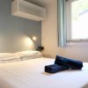 Camera da letto con letto matrimoniale e asciugamani blu.