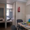 Cucina con tavolo apparecchiato, vista su camera da letto.