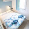 Camera con letto matrimoniale e copriletto a motivi blu.