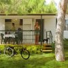 Veranda con due persone e biciclette davanti.