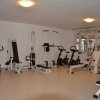 Una palestra con attrezzature per l'esercizio fisico.