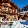 Chalets in legno con cartello 