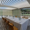 Sala da pranzo elegante con tavolo rettangolare.