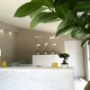 Reception moderna con piante decorative.