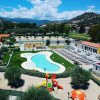 Vista dall'alto di una piscina e area giochi.