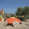 Parco giochi con strutture colorate.