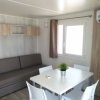 Interno moderno con tavolo, divano e finestra.