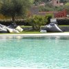 Piscina con piante e grandi cuscini morbidi.