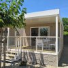 Veranda arredata con due sedie e tavolo.