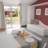 Sala da pranzo con tavola apparecchiata e divano letto.
