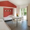 Sala con tavolo, sedie e letto singolo.