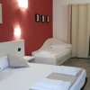 Camera con letto matrimoniale e singolo.