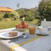Colazione all'aperto con succo e dolci.