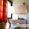 Cucina accogliente con tavolo apparecchiato.