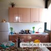 Cucina con tavolo apparecchiato e frigorifero.