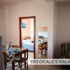 Sala da pranzo con tavolo e sedie.
