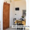 Terrazza con tavolino e sedie, TV appesa.