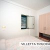 Stanza con letto, armadio e finestra.