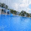Piscina vista da sotto il getto d'acqua.