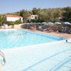 Piscina con lettini e ombrelloni.