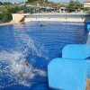 Piscina con scivoli e spruzzi d'acqua.