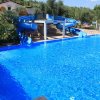 Piscina blu con scivolo a serpentina.
