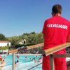 Bagnino sorveglia la piscina.