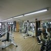 Palestra con attrezzature per allenamento.