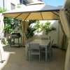 Tavolo sotto gazebo in giardino.