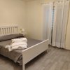 Letto matrimoniale con lenzuola sul materasso.