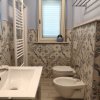 Bagno con lavabo, bidet e wc; piastrelle decorative.