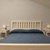 Letto matrimoniale con copriletto blu.