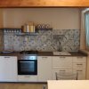 Cucina con forno, lavabo e piastrelle decorative.