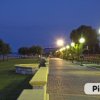Una passeggiata illuminata di sera lungo la spiaggia.