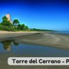 Torre del Cerrano riflessa su una spiaggia con acque calme.