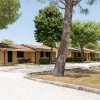 Bungalow gialli tra gli alberi in un villaggio.