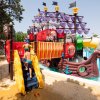 Nave da gioco colorata con scivoli in una piscina.