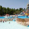 Piscine con scivoli e area giochi acquatica.