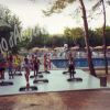 Persone fanno aerobica su una piattaforma vicino a una piscina.