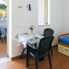 Soggiorno con divano letto, tavolo e accesso al balcone.