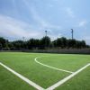 Un campo da calcio su erba sintetica.