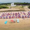 Spiaggia con ombrelloni colorati e pedalò sulla sabbia.