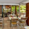 Tavoli all'aperto apparecchiati in un ristorante.