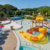 Parco acquatico con scivoli e piscine per bambini.