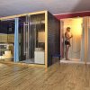 Spa con docce e sauna, due persone si rilassano.