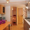 Cucina moderna con tavolo e fiori.