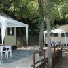 Bungalow con gazebo e sedie bianche.