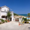 Una casa bianca con vista sul mare.