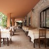 Ristorante all'aperto con tavoli apparecchiati e sedie.