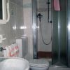 Bagno con box doccia, lavandino e bidet.